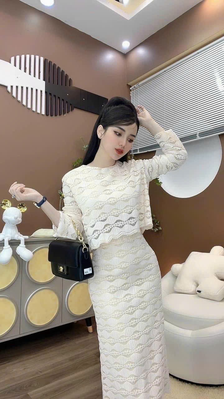 Set công sở áo dài tay và chân váy chữ A màu trắng thanh lịch