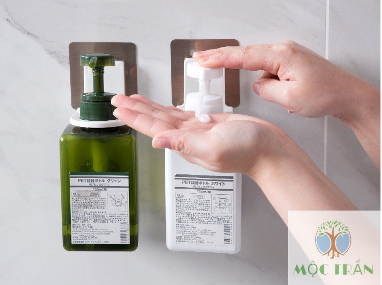 MÓC DÁN TƯỜNG TREO BÌNH NƯỚC RỬA TAY, DẦU GỘI, SỮA TẮM CÓ VÒI XỊT SIÊU CHẮC