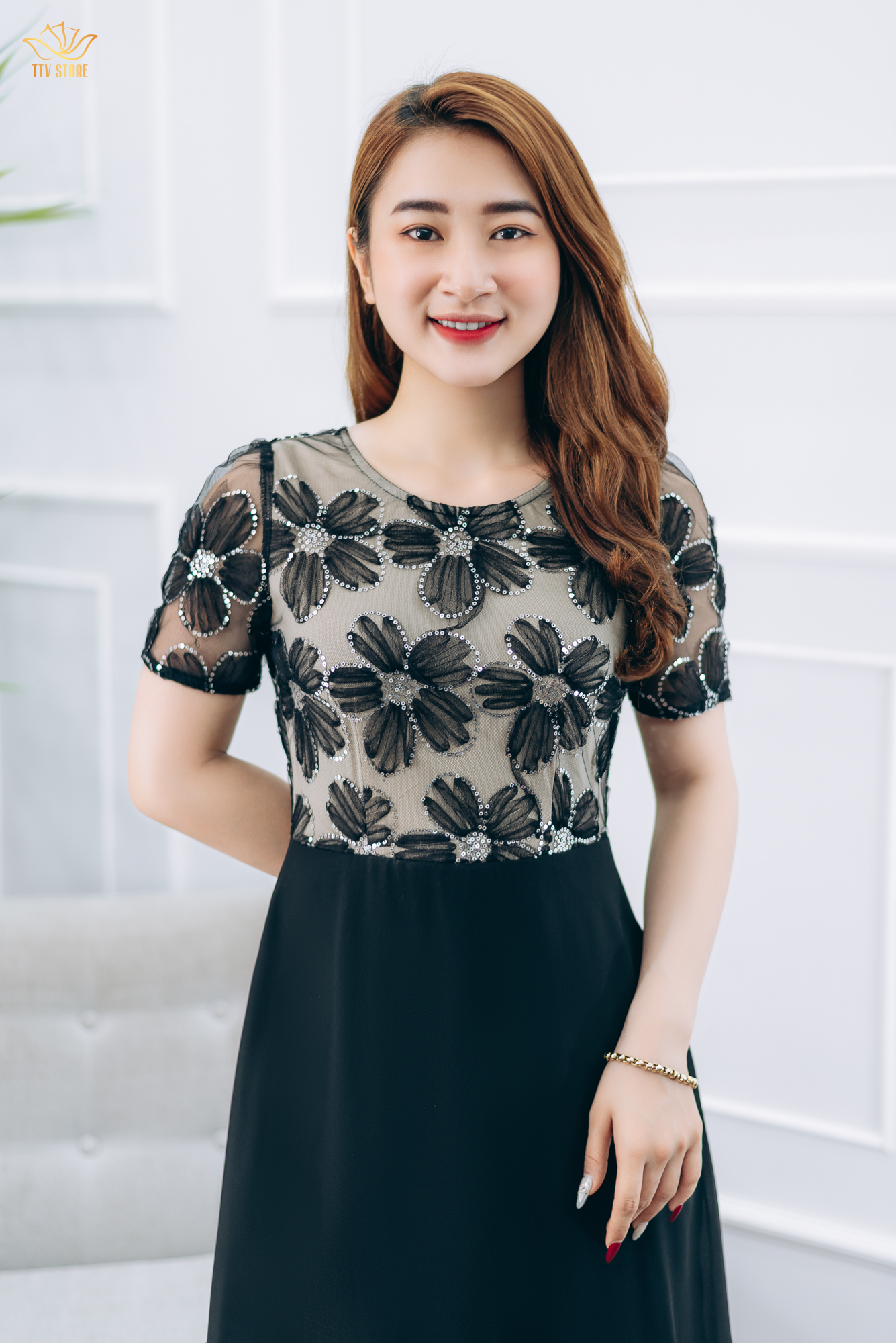 Đầm xòe thiết kế trung niên sang trọng cao cấp Cổ tròn tay ngắn màu Đen kết hoa TTV STORE TTV1379