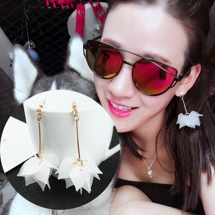 Khuyên tai hoa rơi