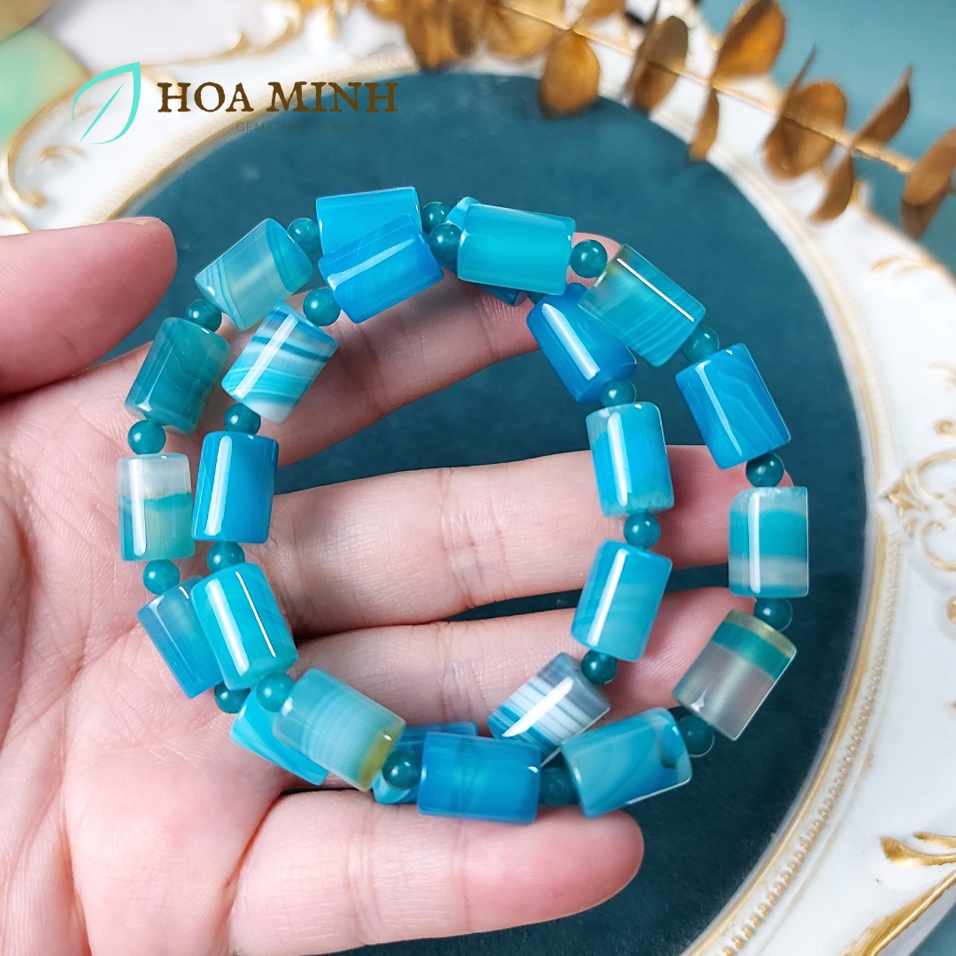 Vòng tay phong thủy đá Mã Não xanh biển có vân dạng lu thống size 8.6 x 12 li xen kẽ viên tròn mã não