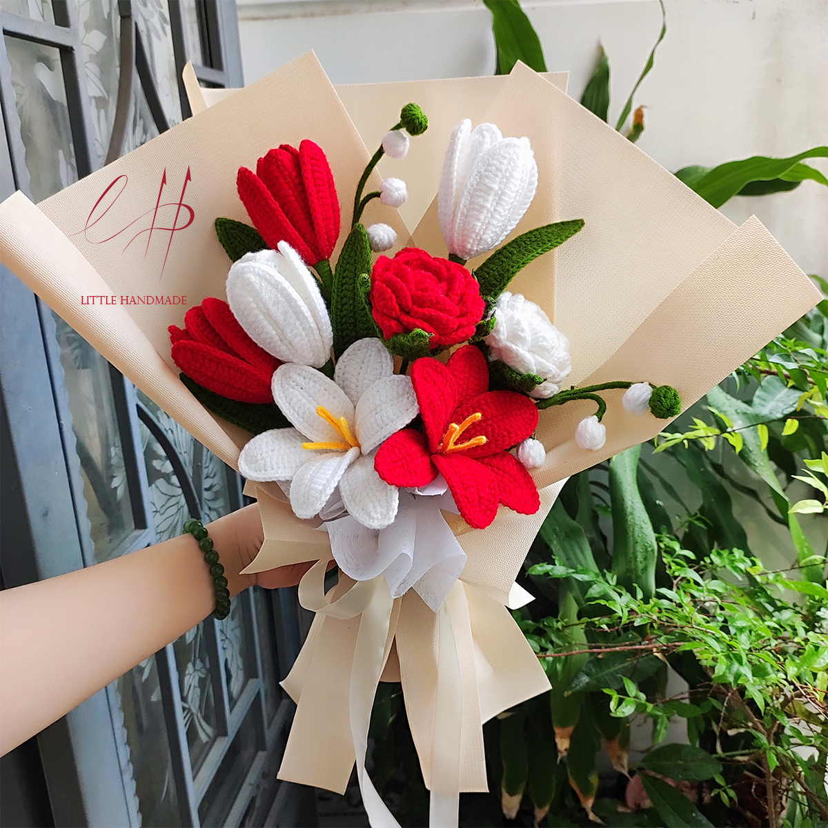 Quà tặng bó hoa tulip và hoa hồng bằng len handmade size vừa