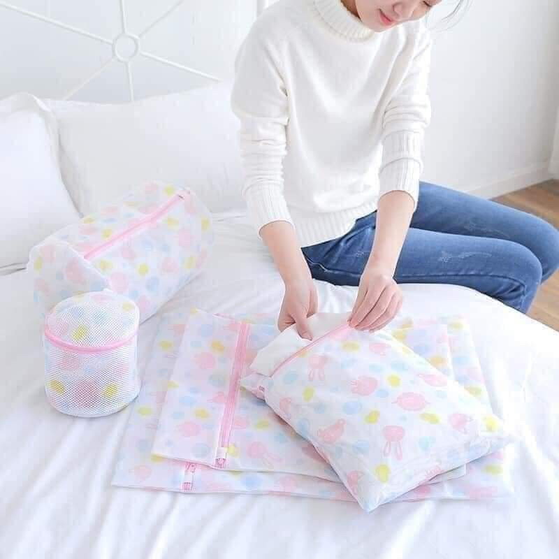 Combo 5 túi lưới đựng đồ giặt , với nhiều kích thước giúp bảo vệ quần áo không bị xù lông , móp méo , cong , dãn , đứt sợi vải , khi giặt bằng máy giặt vô cùng tiện lợi