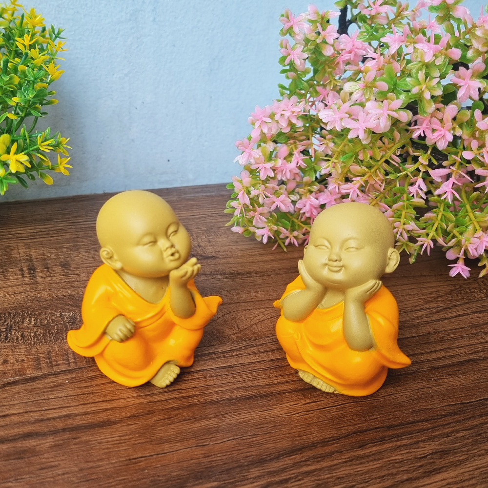 Bộ 02 chú tiểu Hồn Nhiên - Yêu Đời màu áo vàng sinh động - tặng kèm 10 xu vàng mini