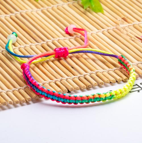 Vòng chỉ đỏ Tây Tạng may mắn kiểu tết dẹt kèm hạt 2 đầu