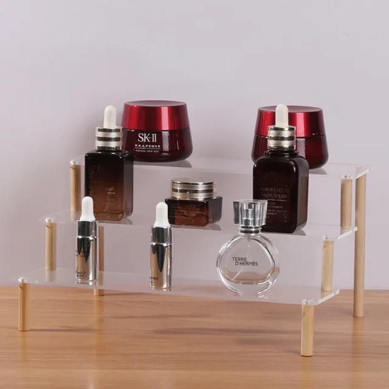 Kệ Mica chân gỗ trưng bày mô hình sản phẩm, nước hoa, bánh