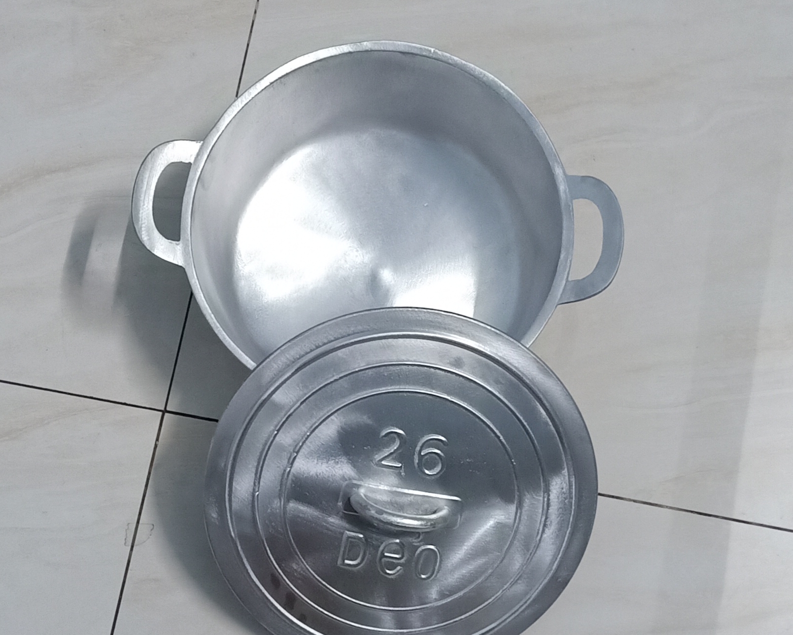 Hình ảnh Nồi gang đúc bằng khuân sắt đường kính miệng 26 cm 