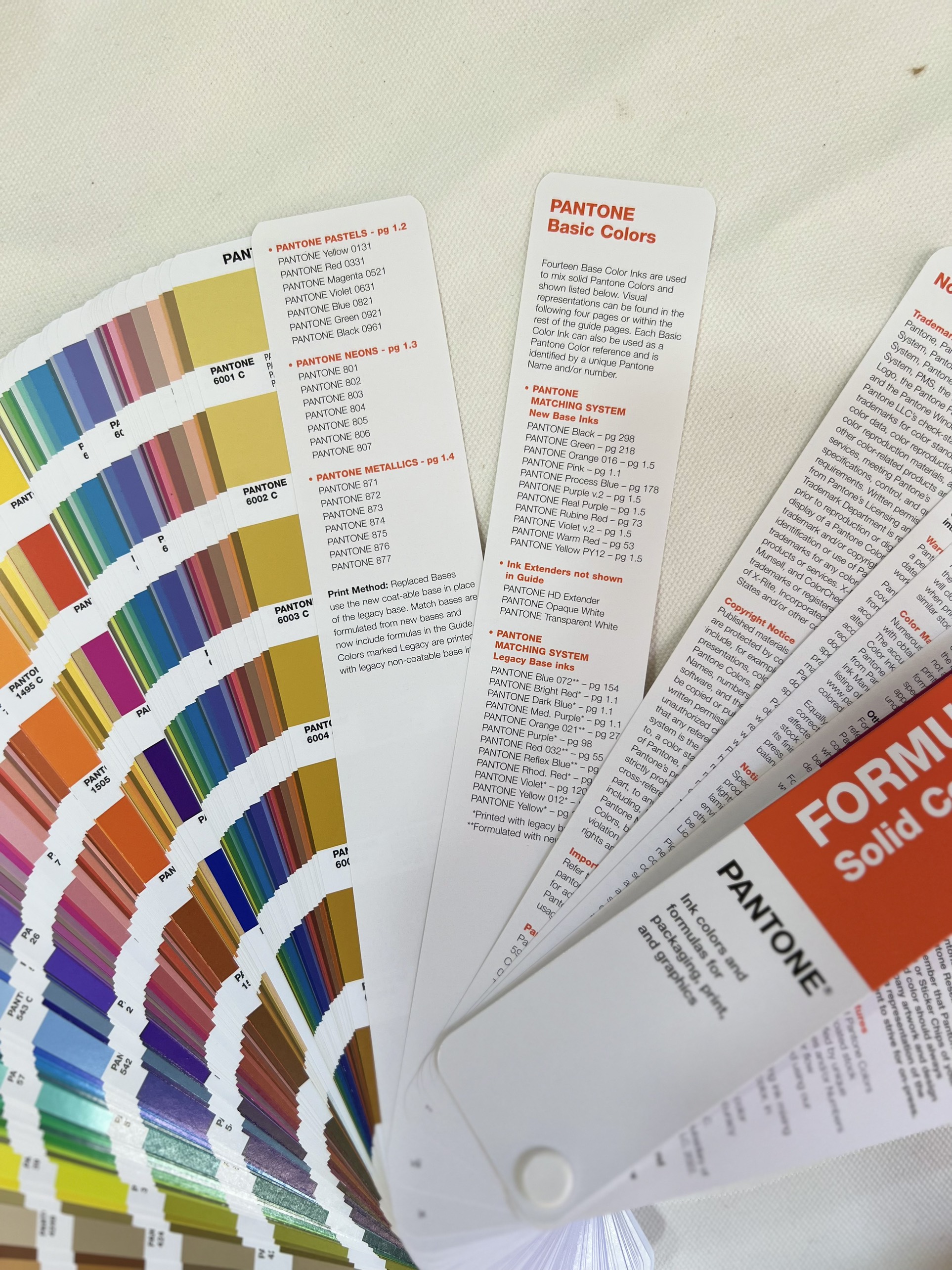 (NEW UPDATE 2023) Bộ bảng màu Pantone Formula Guide Coated Uncoated GP1601B - Phiên bản mới năm 2023 - Tái bản năm 2022 - Tăng 224 màu PMS và 5 màu mực gốc mới - Tổng 2390 màu PMS đầu 1-7