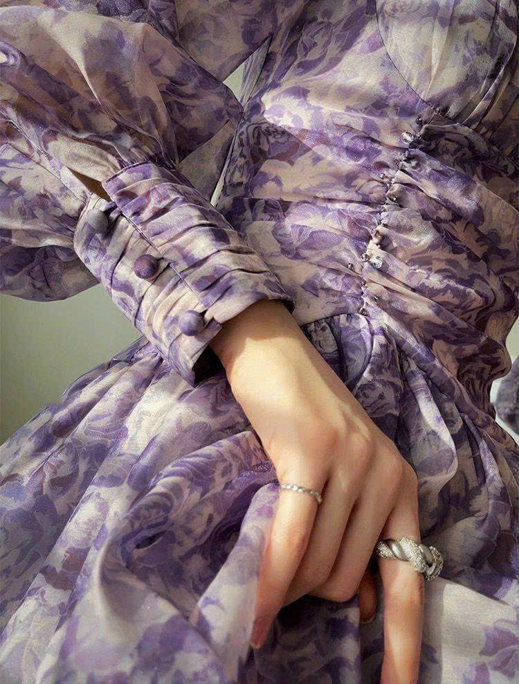 ĐẦM XOÈ TAY DÀI XẾP LY NGỰC MÀU Y HÌNH