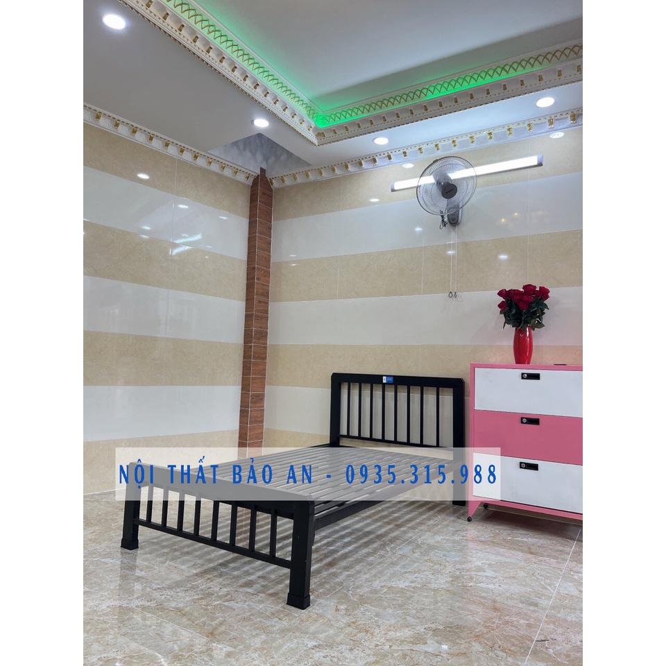 Giường sắt mỹ nghệ vuông 1mx2m giá xưởng
