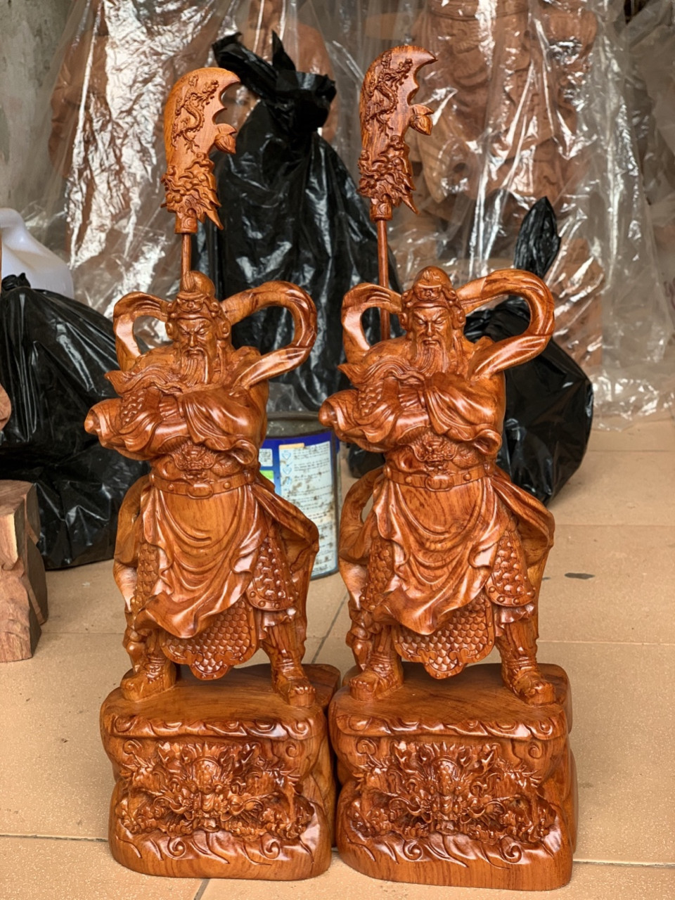 Tượng quan công khoanh tay đứng trên đầu hổ phù bằng gỗ hương đá kt cao 50×18×15cm