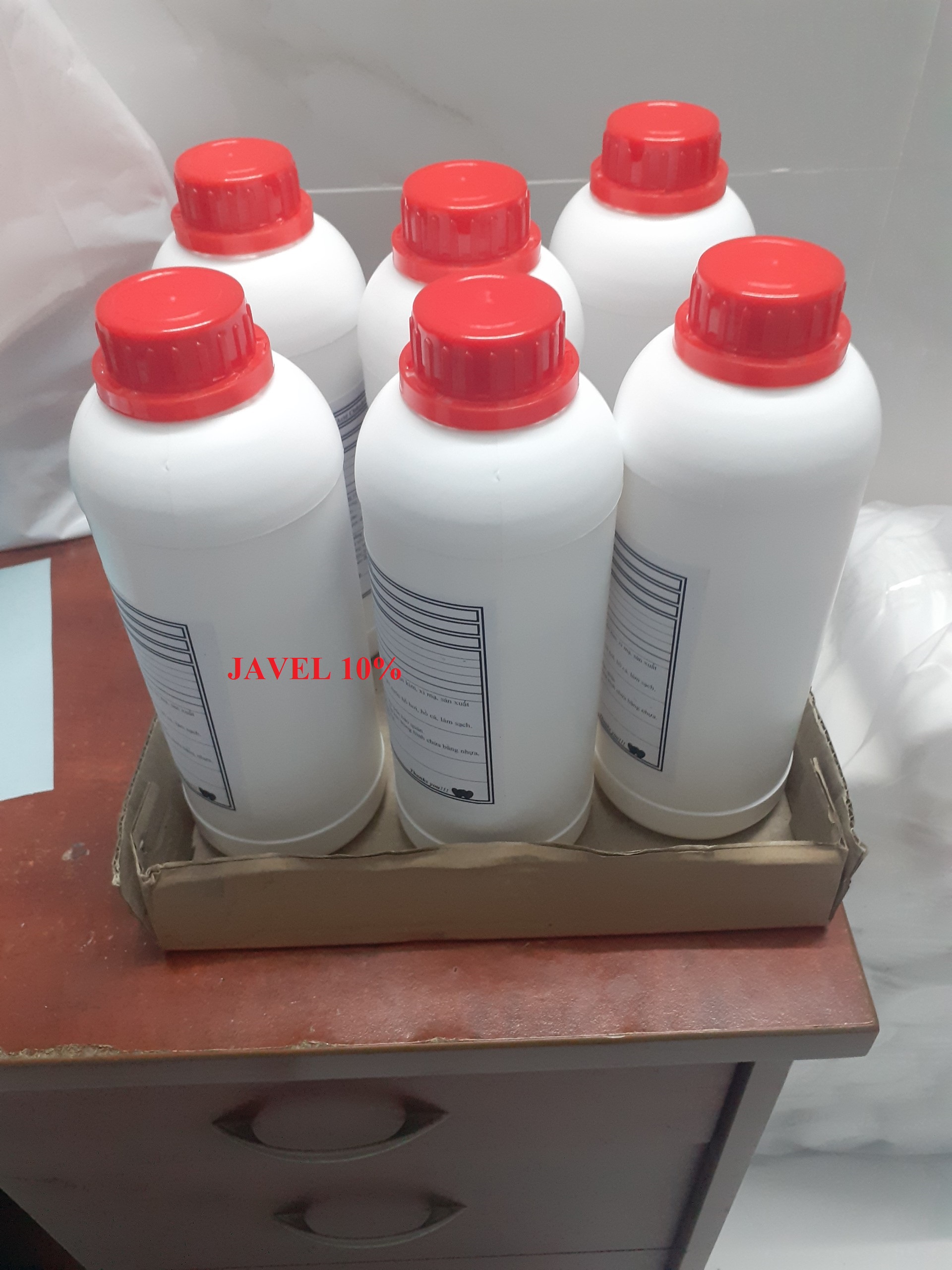 Chai 1 lít javel 10% tẩy trắng quần áo, khử khuẩn, lau sàn.