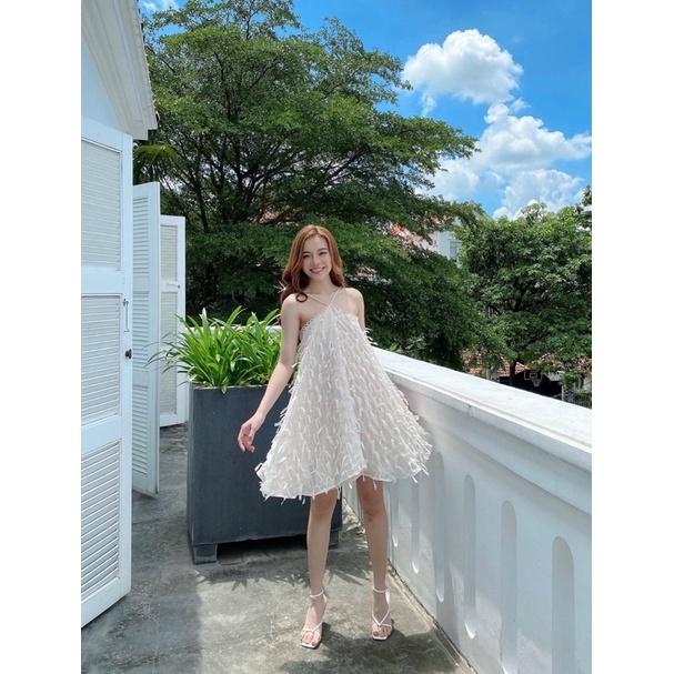 Đầm xoè ren cổ yếm trắng