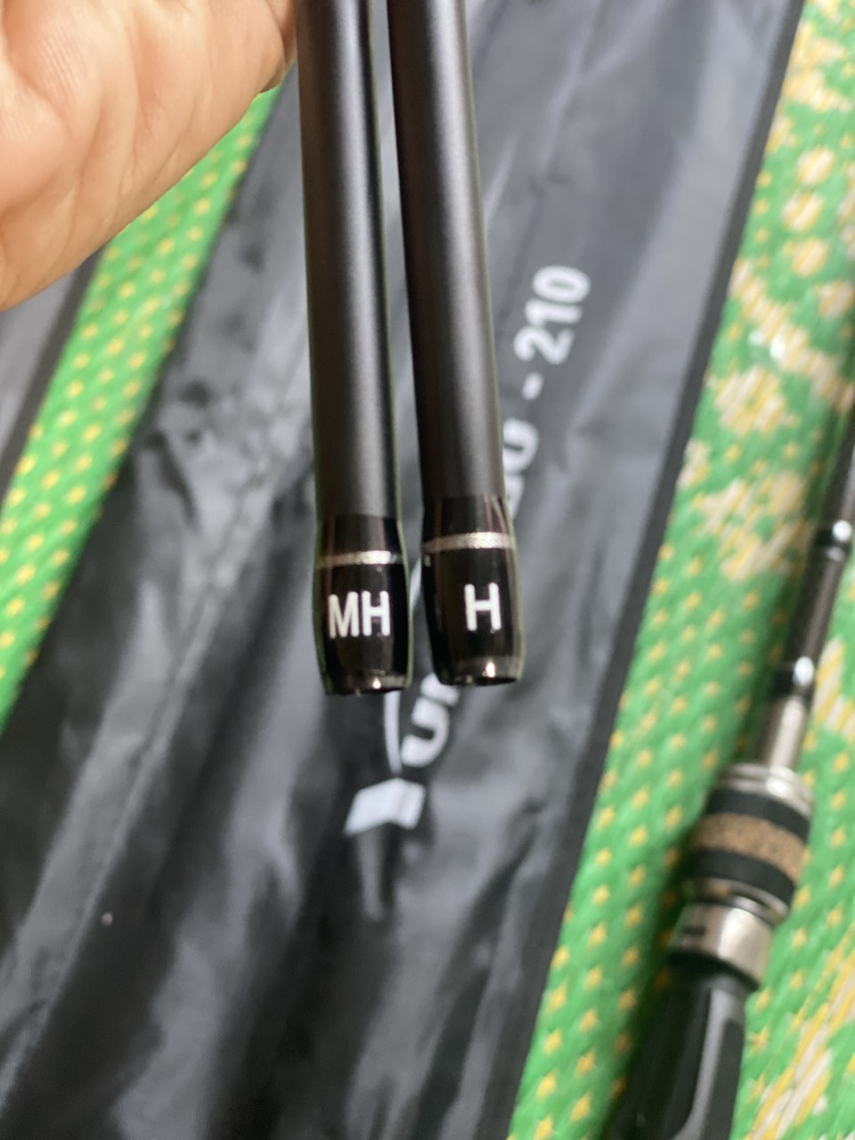 Cần Câu Lure Siêu Bạo Lực Hunting Black Lure Cá Lóc 2 Ngọn H-MH Máy Đứng Ngang Giá Rẻ