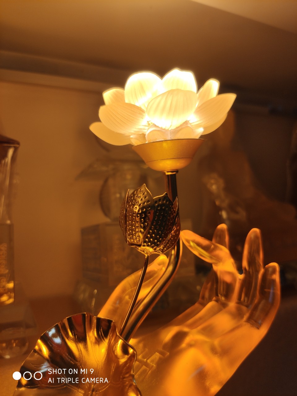 Đèn thờ tay Phật hoa lưu ly