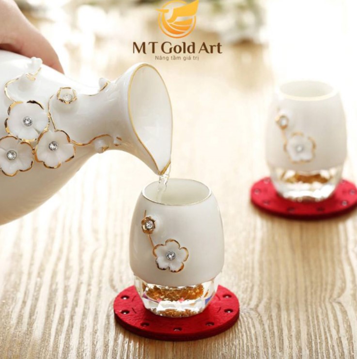 Bộ Bình Ly Sứ Pha lê Swarovski Đúc Vàng Lá hoạ tiết hoa mai MT Gold Art- Hàng chính hãng, trang trí nhà cửa, quà tặng dành cho sếp, đối tác, khách hàng.