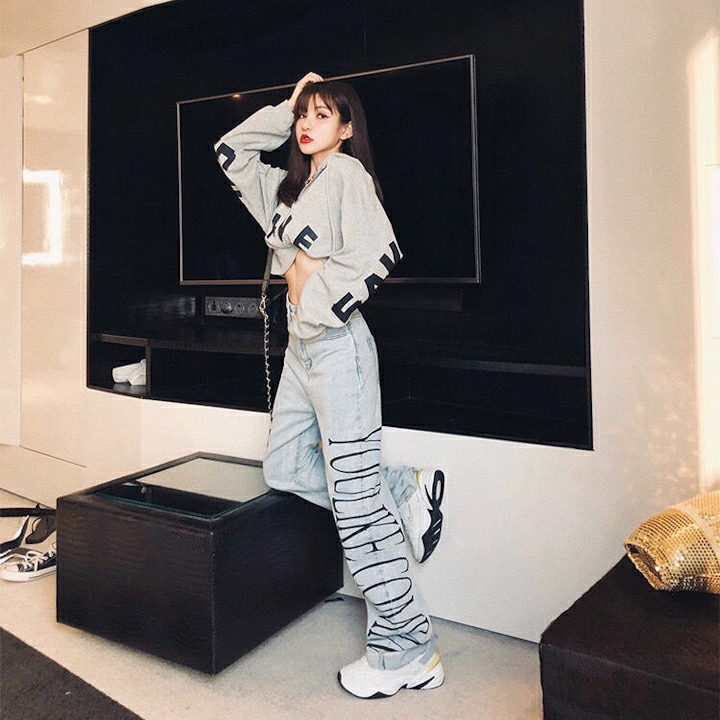 Quần jeans ống suông in chữ Mã: QD2207