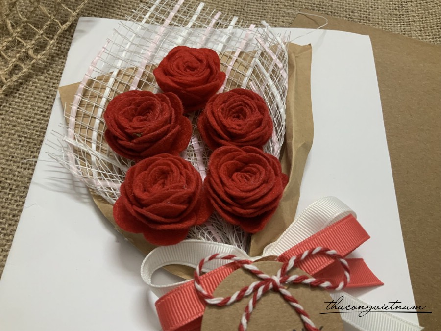 Thiệp 5 hoa hồng đỏ