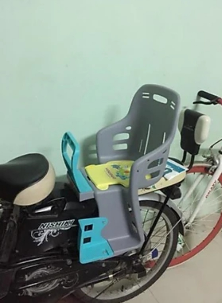 Giỏ nhựa gắn xe đèo Trẻ Em ( tặng kính chắn thời trang )