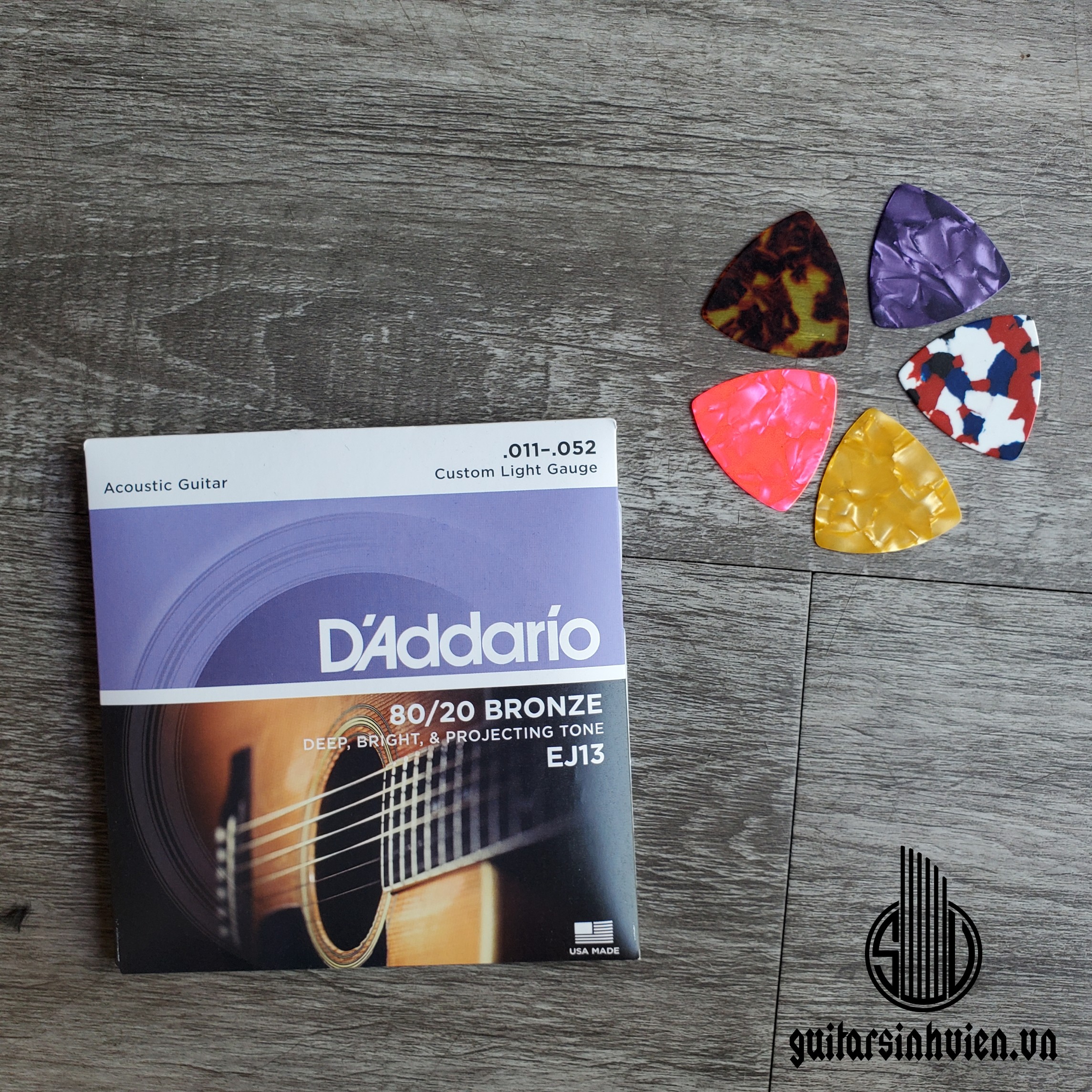 Dây đàn guitar acoustic D'addario EJ13 - Dây Mỹ tầm trung cực nhẹ tay - Âm thanh rất hay - Lõi dây thép được bọc hợp kim đồng - Tặng kèm phím gảy khi đặt hàng