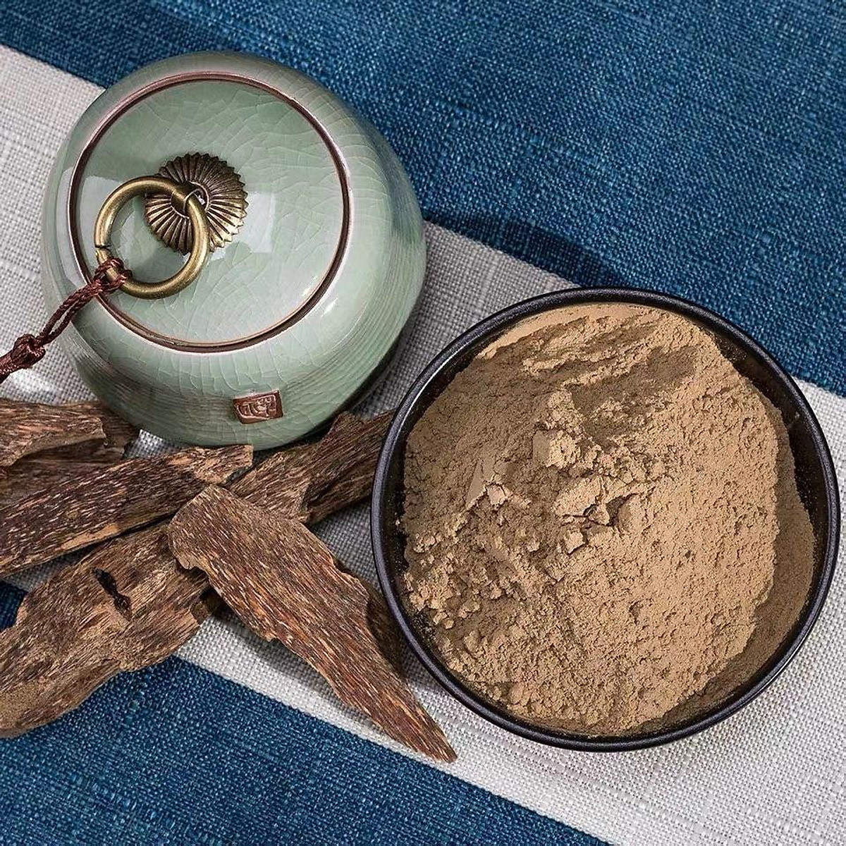 Bột trầm hương nguyên chất 100%, chuẩn trầm Tiên Phước không pha trộn, hương thơm dụi nhẹ thoang thoảng.