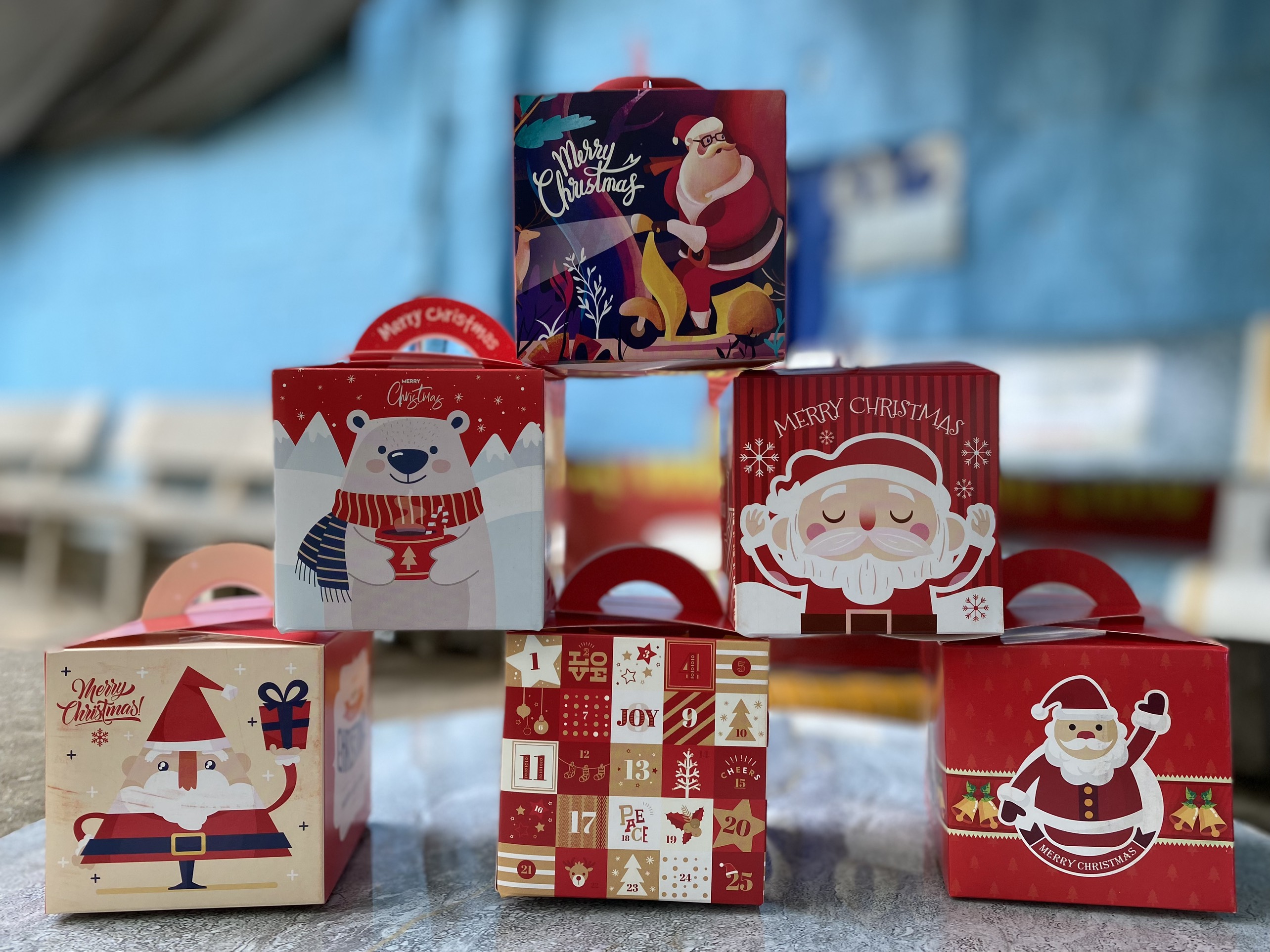 Hộp Đựng Quà Noel dùng để gói quà tặng học sinh trong dịp giáng sinh cho các bé