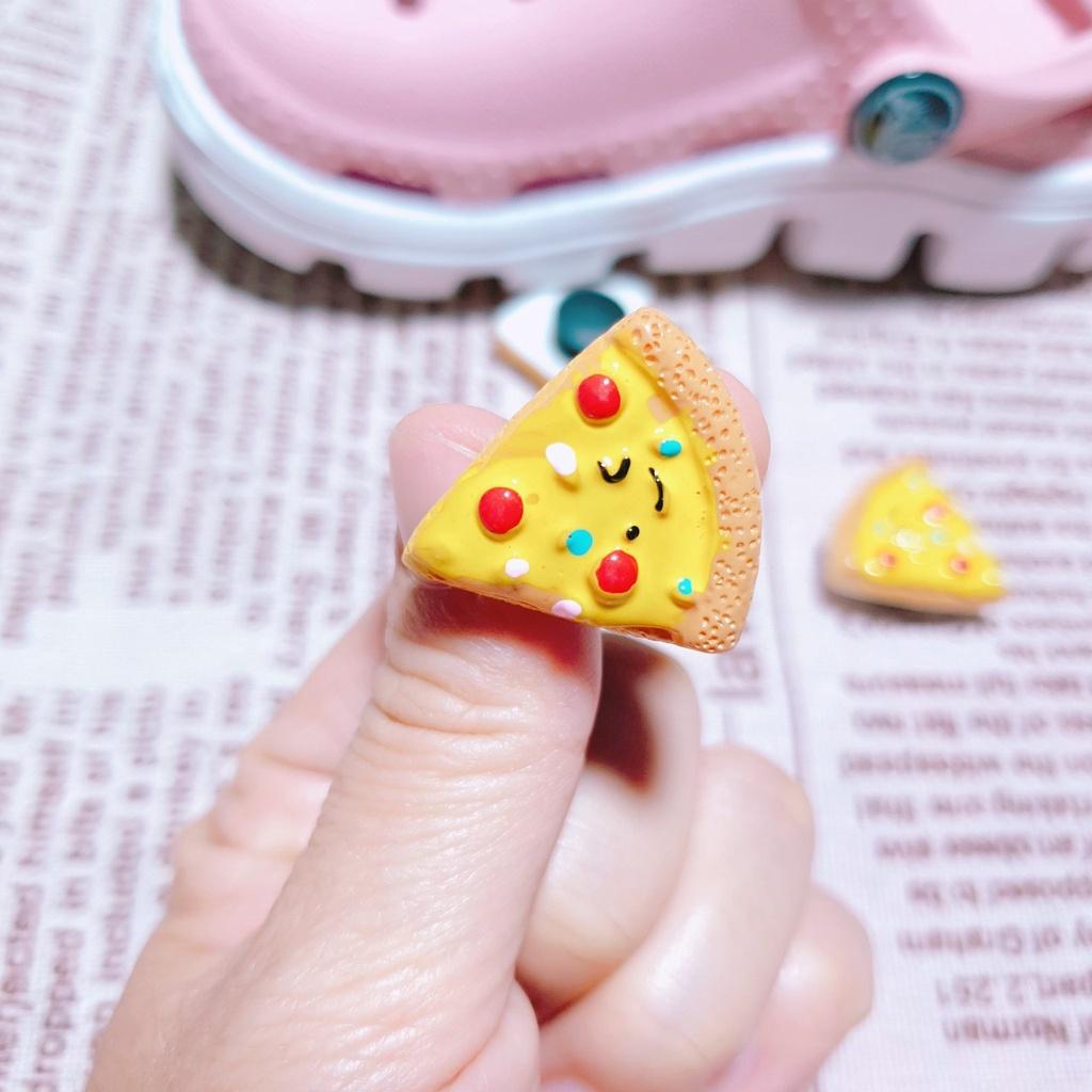 Sticker dán dép cross / nút gắn hkdesign mẫu bánh pizza tam giác