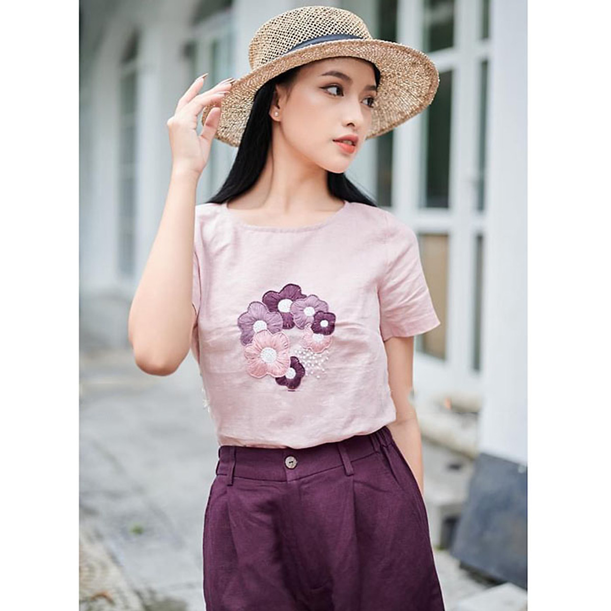 Bộ ngắn linen cổ tròn thêu hoa ngực kèm quần short trẻ trung