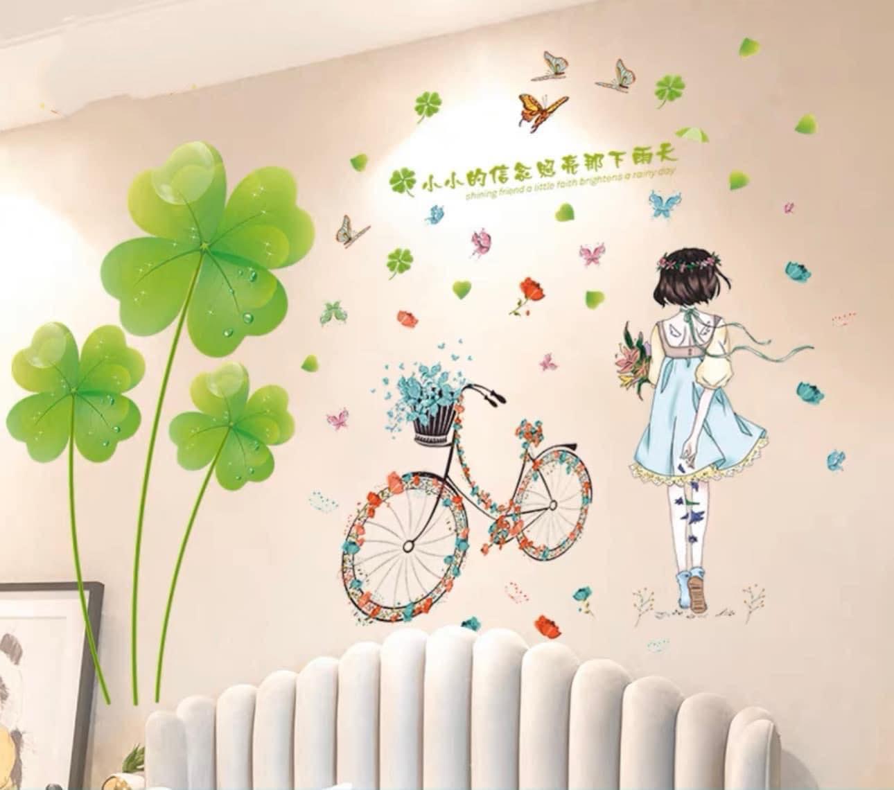 DECAL DÁN TƯỜNG HOA 4 LÁ XANH VÀ CÔ GÁI XE ĐẠP