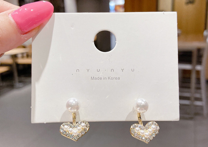 Hoa tai Hàn Quốc ôm tai hình tim