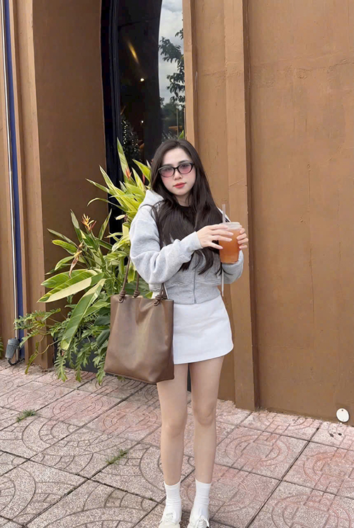 Áo Khoác Lửng in nổi chữ, chất thun nỉ xuất khẩu(vải 2m) dày mịn,nón rộng 2 lớp vải ,logo in nổi , bo gân,tay xỏ ngón ,có 2 túi trong.form dưới 60kg.dáng lửng