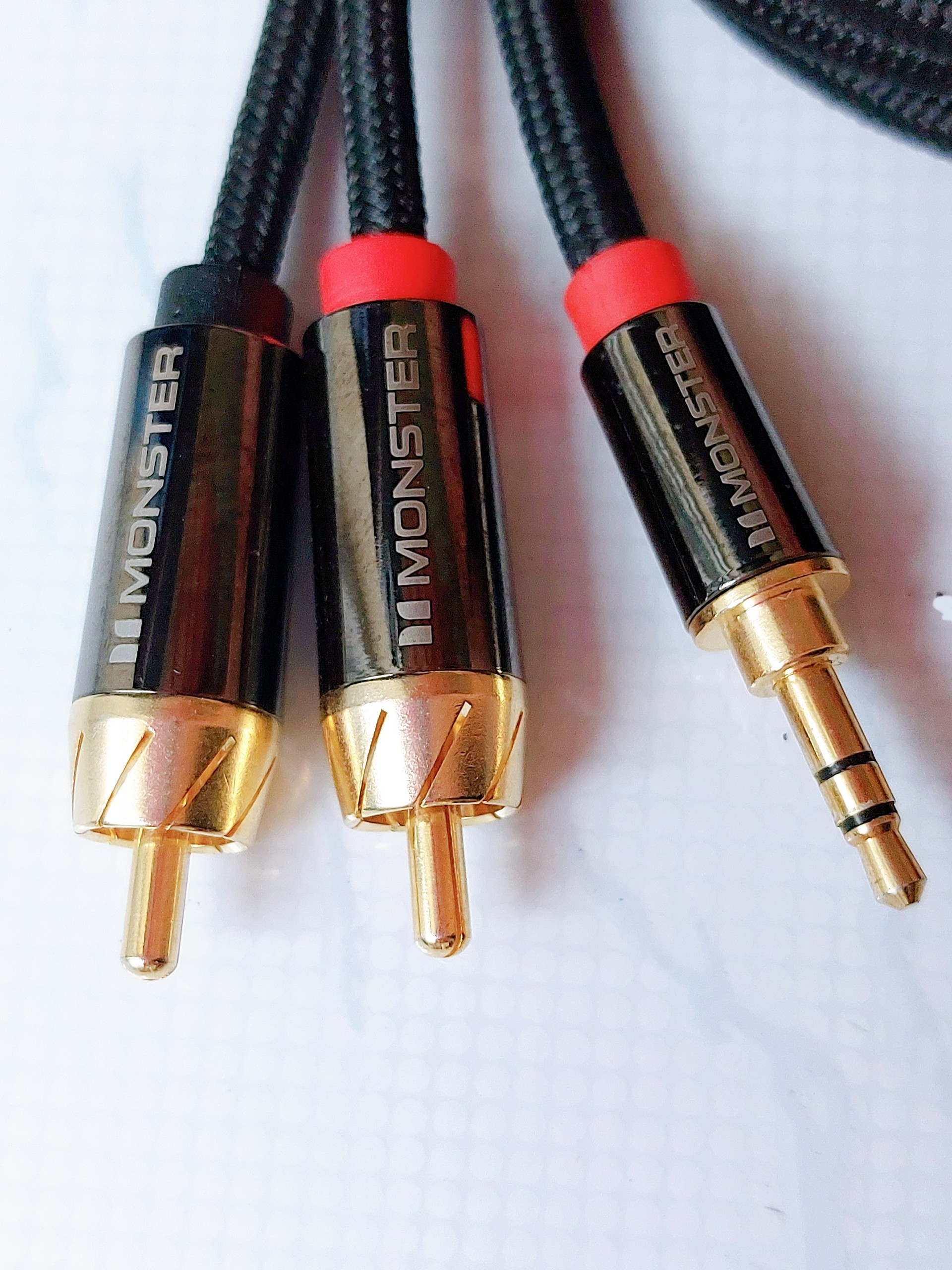 Dây Audio 3,5mm ra 2 đầu RCA (Hoa sen) dài 2 Mét, thương hiệu Monster - Hàng nhập khẩu