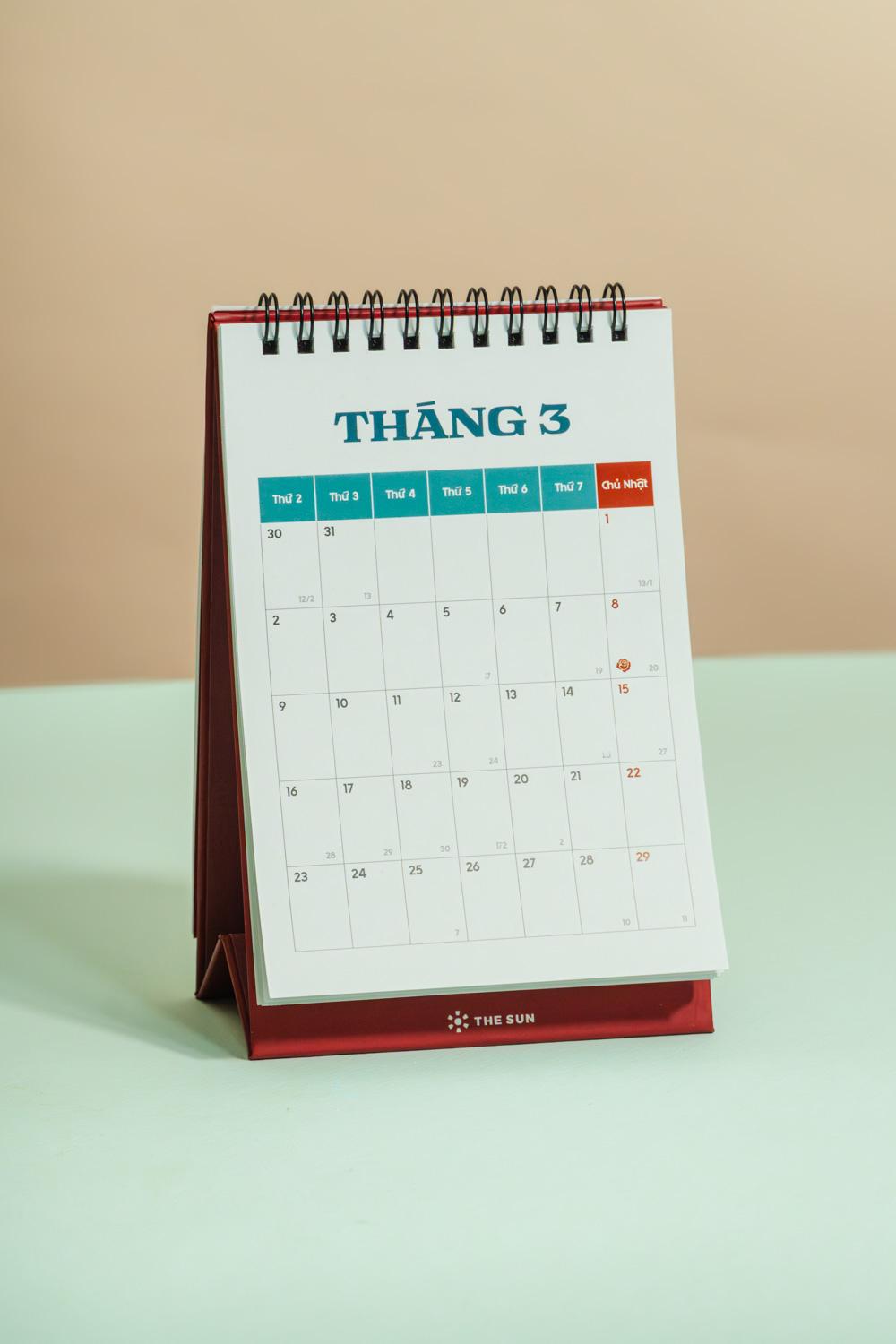 Lịch Bàn Chữ A 2026 - The Sun - Ông Mã - Màu Đỏ