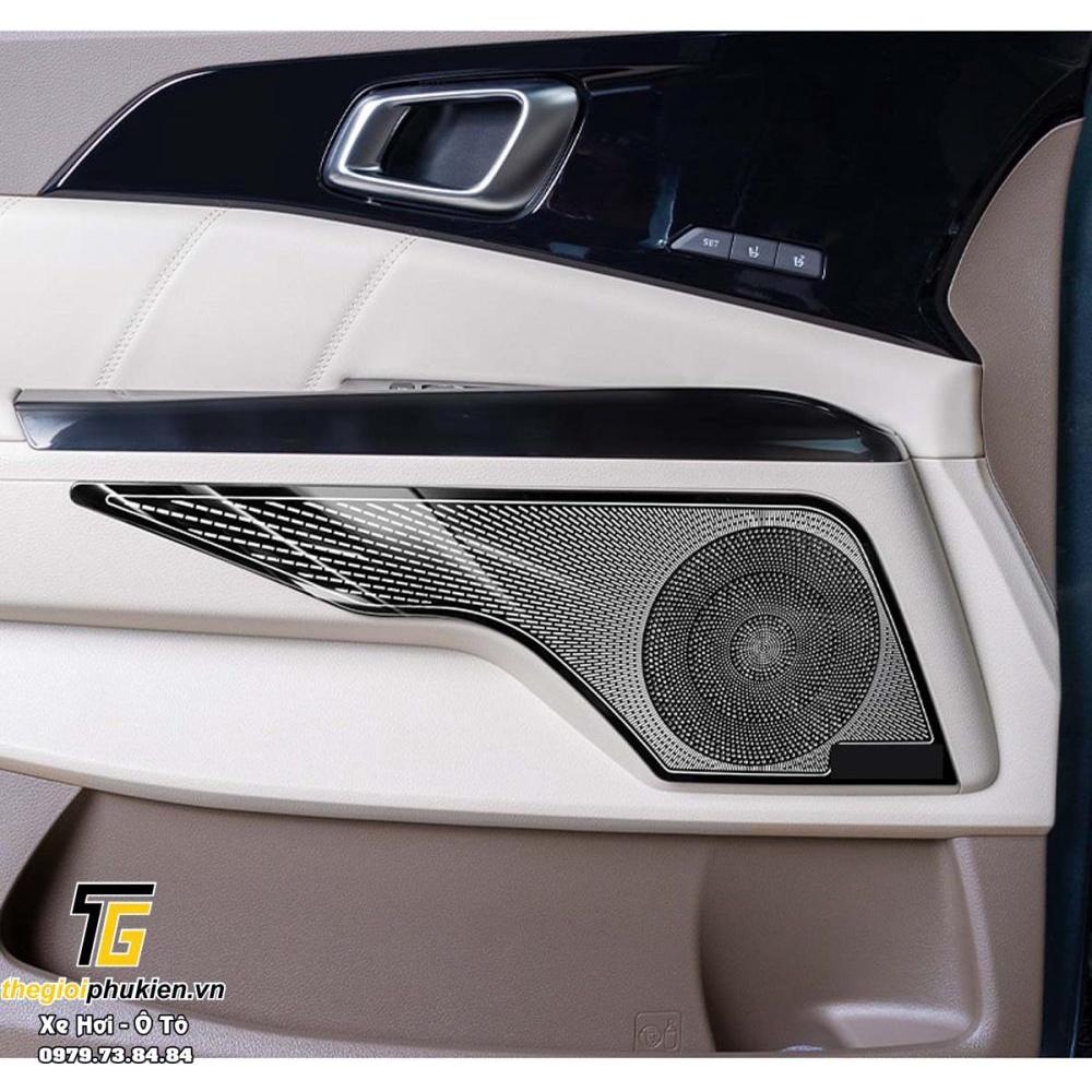 Ốp trang trí, bảo vệ màng loa Kia Carnival 2022 vân Titan