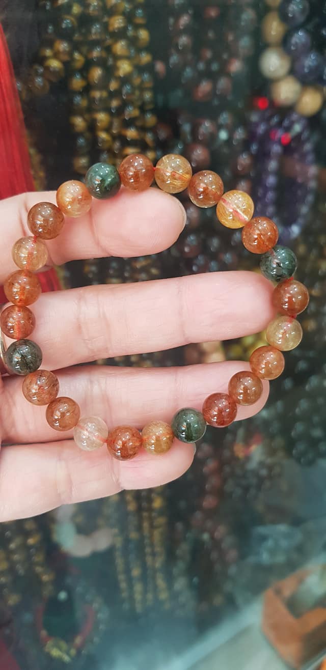 Vòng tay phong thuỷ may mắn đá thạch anh tóc tam tài màu bóng đẹp lắm size hạt vòng 8mm đá tự nhiên đeo tốt sức khoẻ, may mắn, tốt cho công việc đeo lên tay bóng đẹp màu rất xinh đẹp ạ