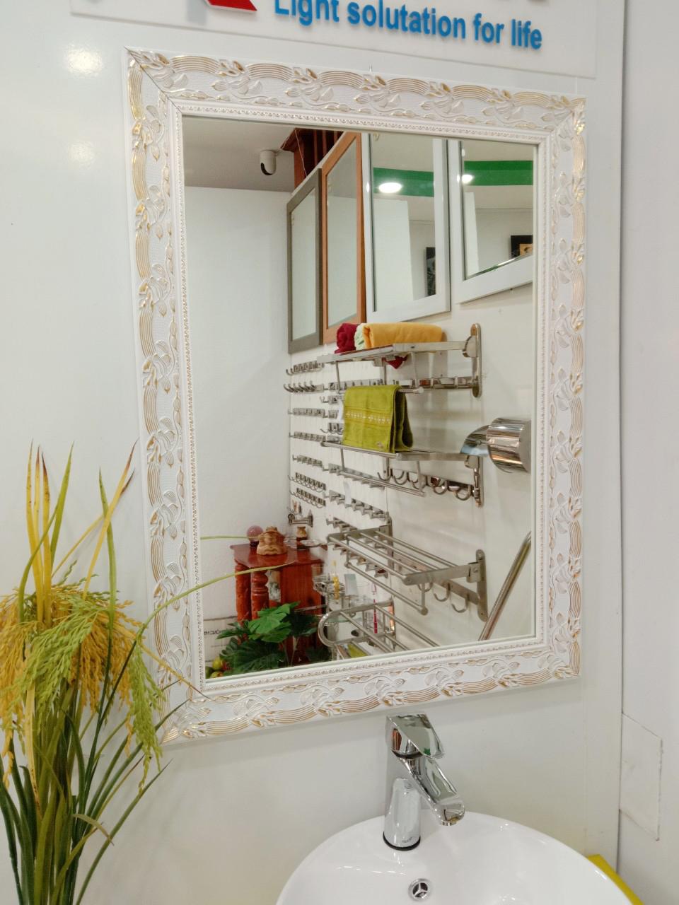Gương soi Kibath khung màu trắng bảng 6 phân họa tiết vàng KT 60x80 cm KB-129