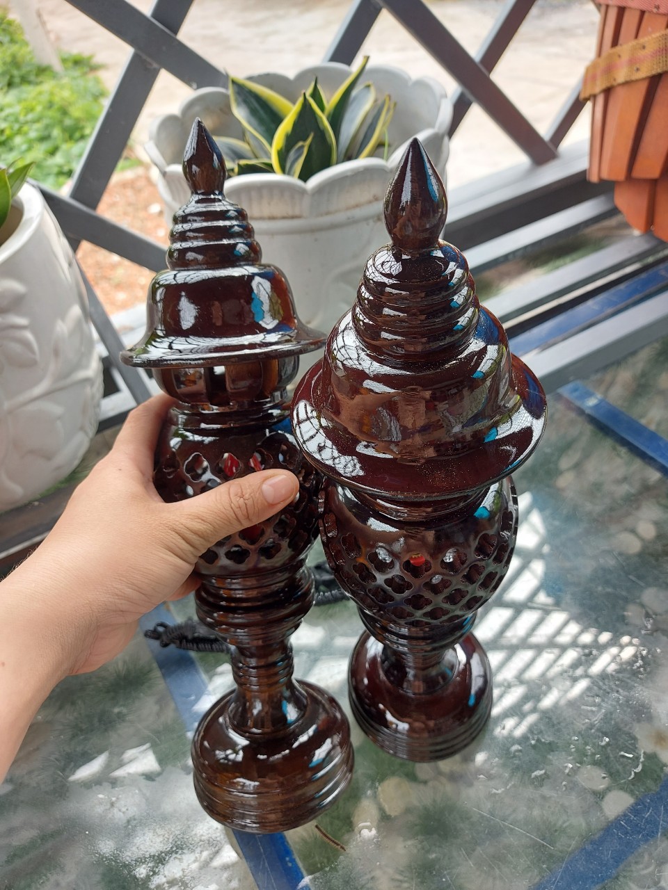 Cặp đèn thờ gỗ xà cừ cao 34cm