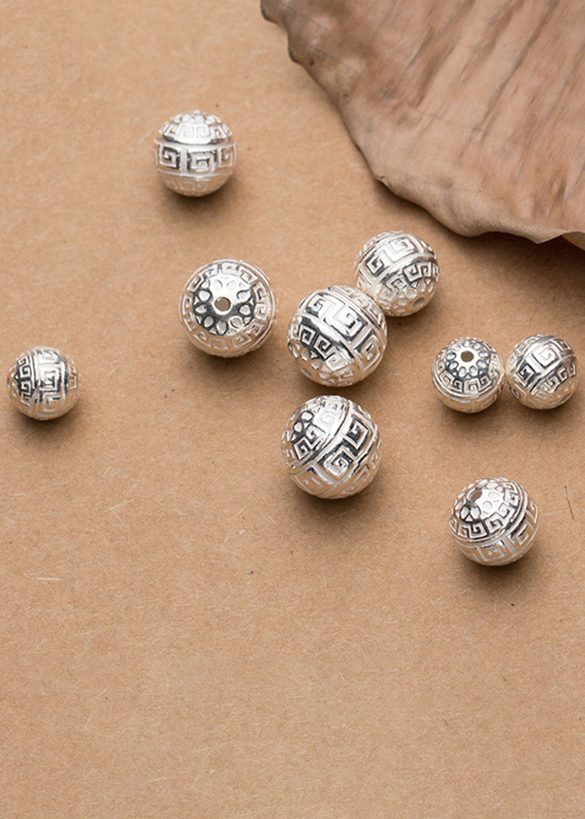 Charm bạc xỏ ngang tròn họa tiết hoa văn - Ngọc Quý Gemstones