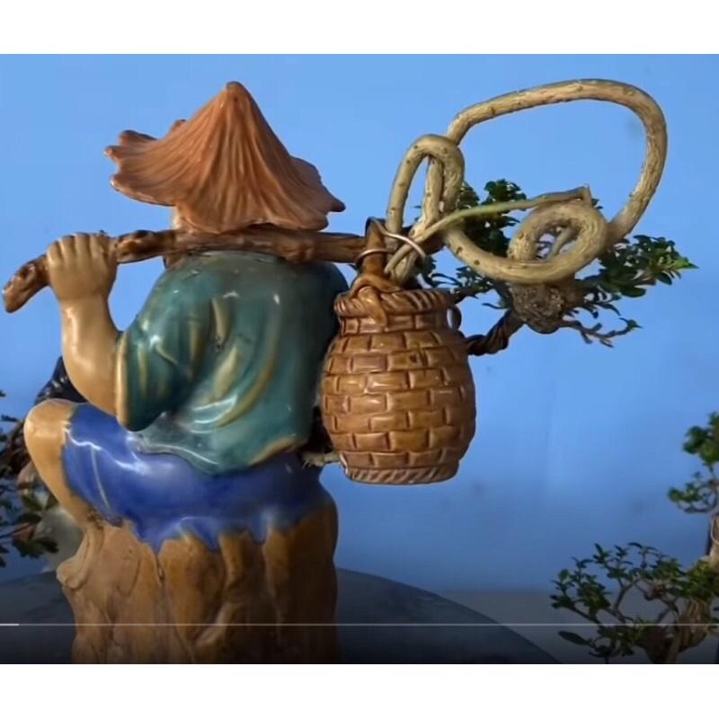 Tượng ông lão vác giỏ cao 21cm