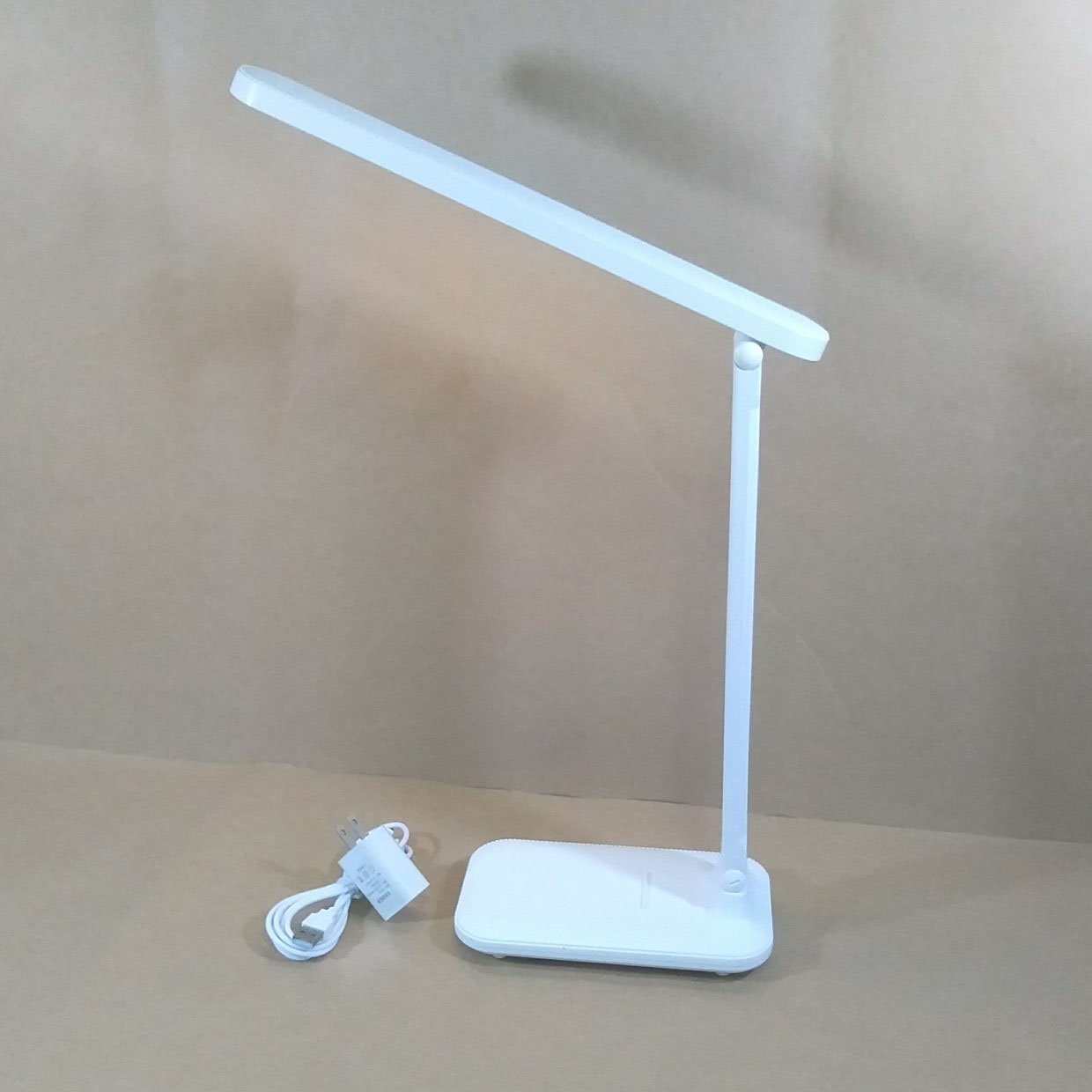 Đèn led để bàn chống cận