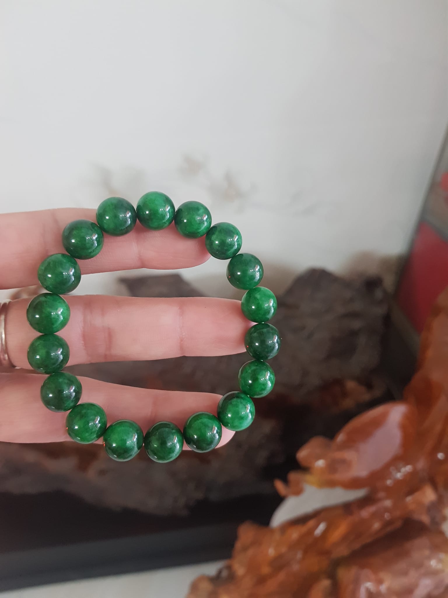 Vòng cẩm thạch xanh đậm rẻ đẹp  Nữ mạng mộc mạng hỏa mạng thủy ạ  Size vòng 10mm nữ đeo lên tay màu xanh hy vọng tươi sáng đẹp ạ