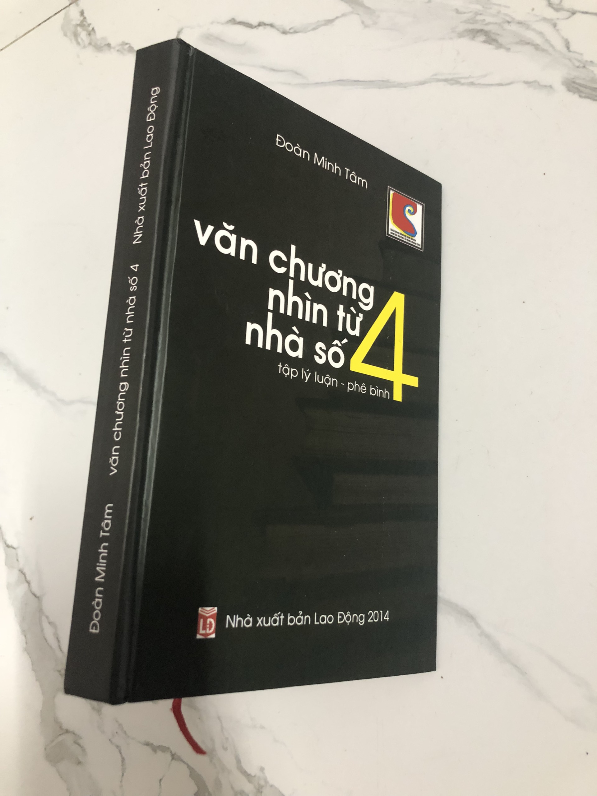 Văn Chương Nhìn Từ Nhà Số 4 - Tiểu luận phê bình văn học - Đoàn Minh Tâm (sách bìa cứng)