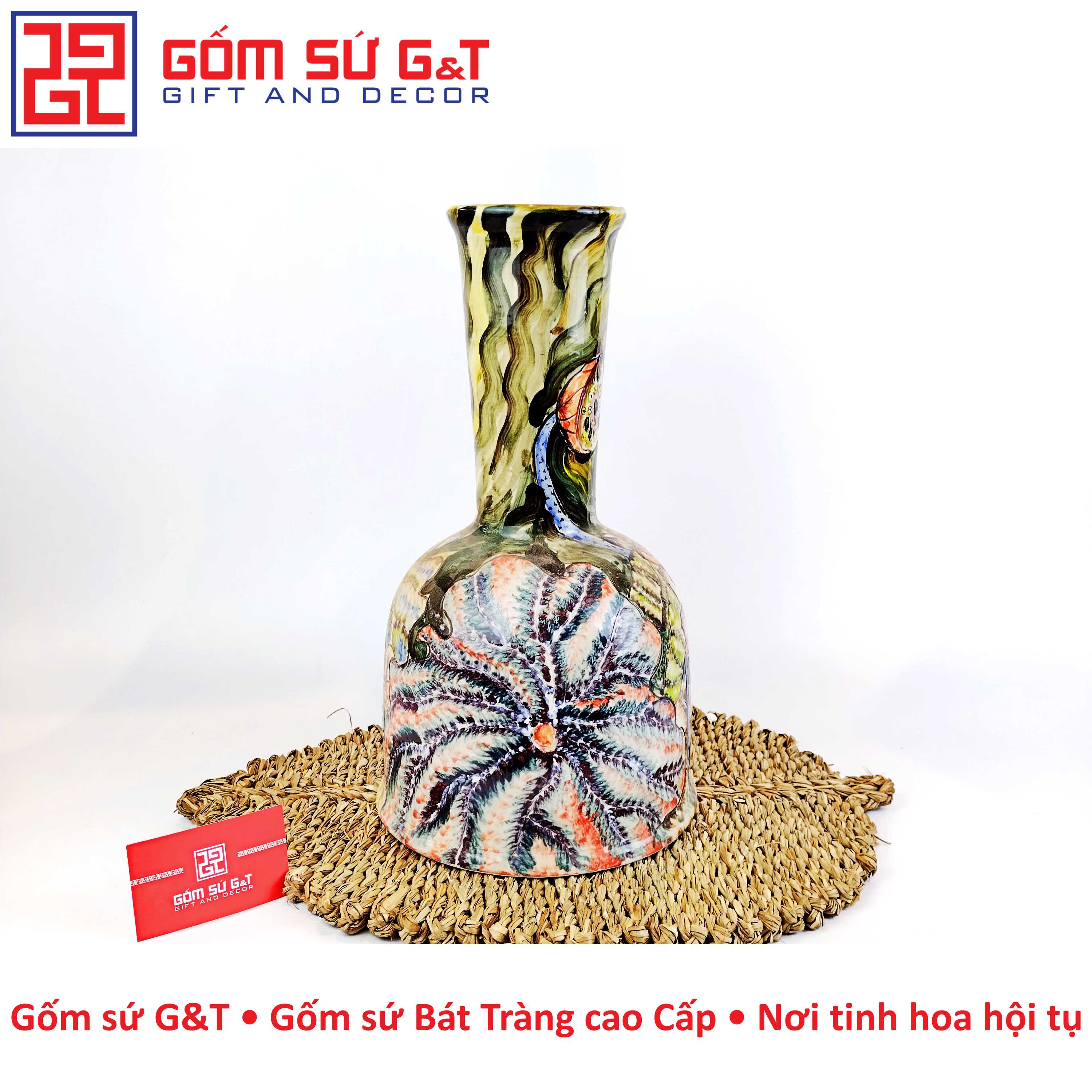 Lọ hoa dáng đầm khắc sen nở