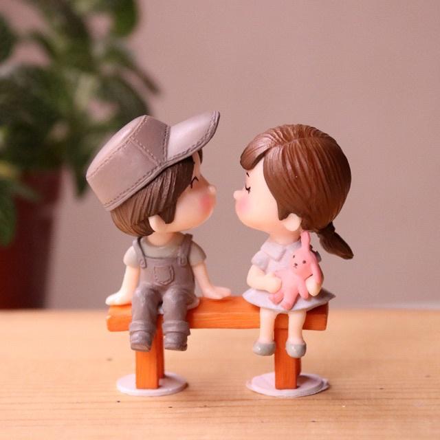 TIỂU CẢNH CẶP ĐÔI HẸN HÒ TRÊN GHẾ GỖ