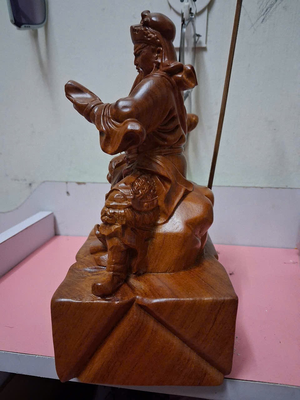 Tượng quân công đọc sách bằng gỗ hương đá cao 20x13.5x9cm