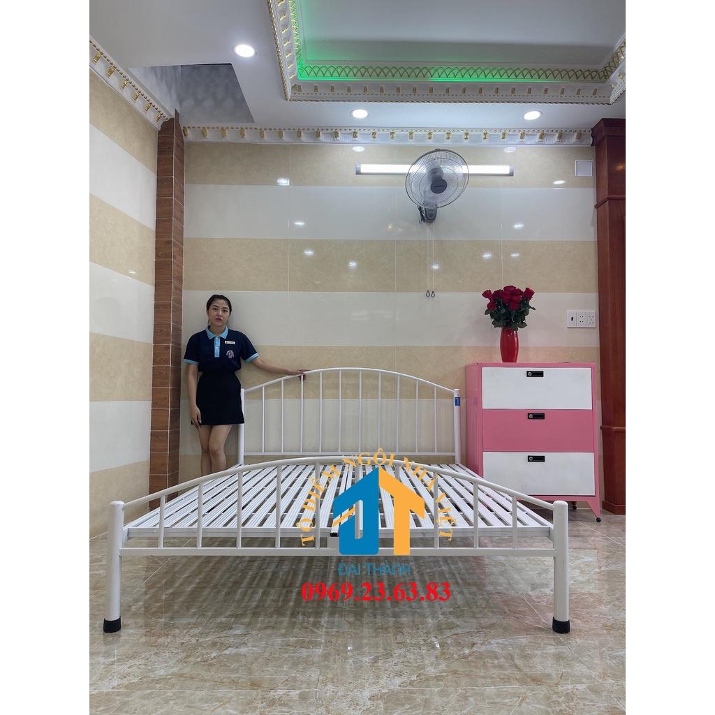 Giường sắt kích cỡ 3 người nằm 1m6x2m