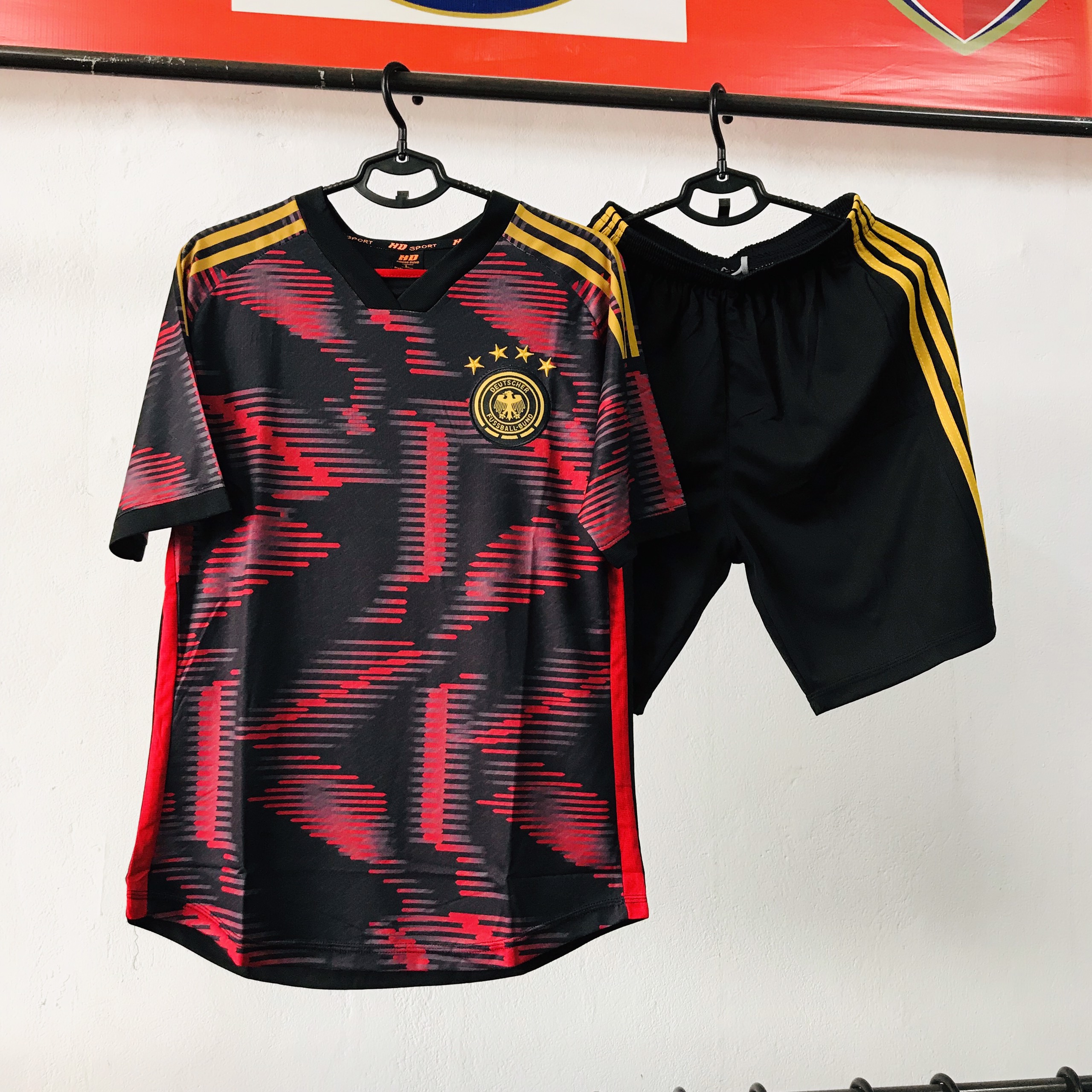 Bộ quần áo thể thao gai mè thái ĐT Đức màu đỏ đen 2022-2023