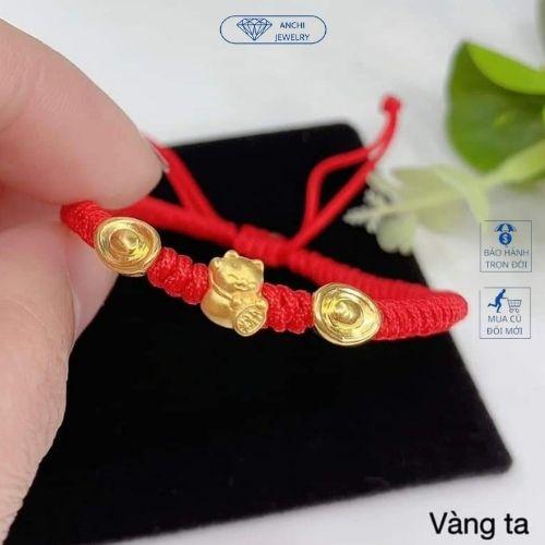 Vòng tay charm vàng dây bện chỉ đỏ charm mèo thần tài thỏi vàng, Anchi jewelry