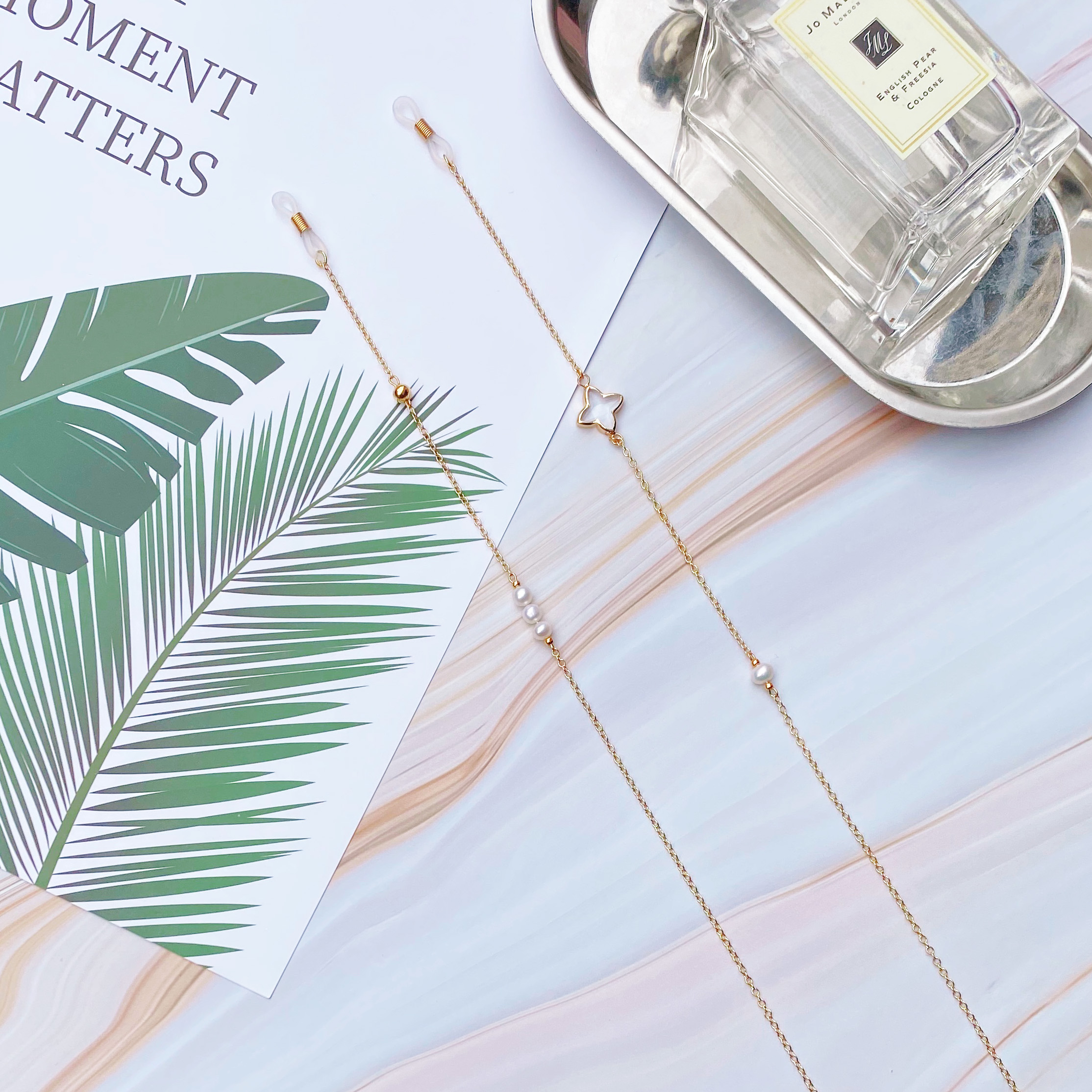 Dây kính chuỗi đeo gọng kính mix cỏ bốn lá và hạt châu không đối xứng ấn tượng dây chuyền giữ khẩu trang và tai nghe