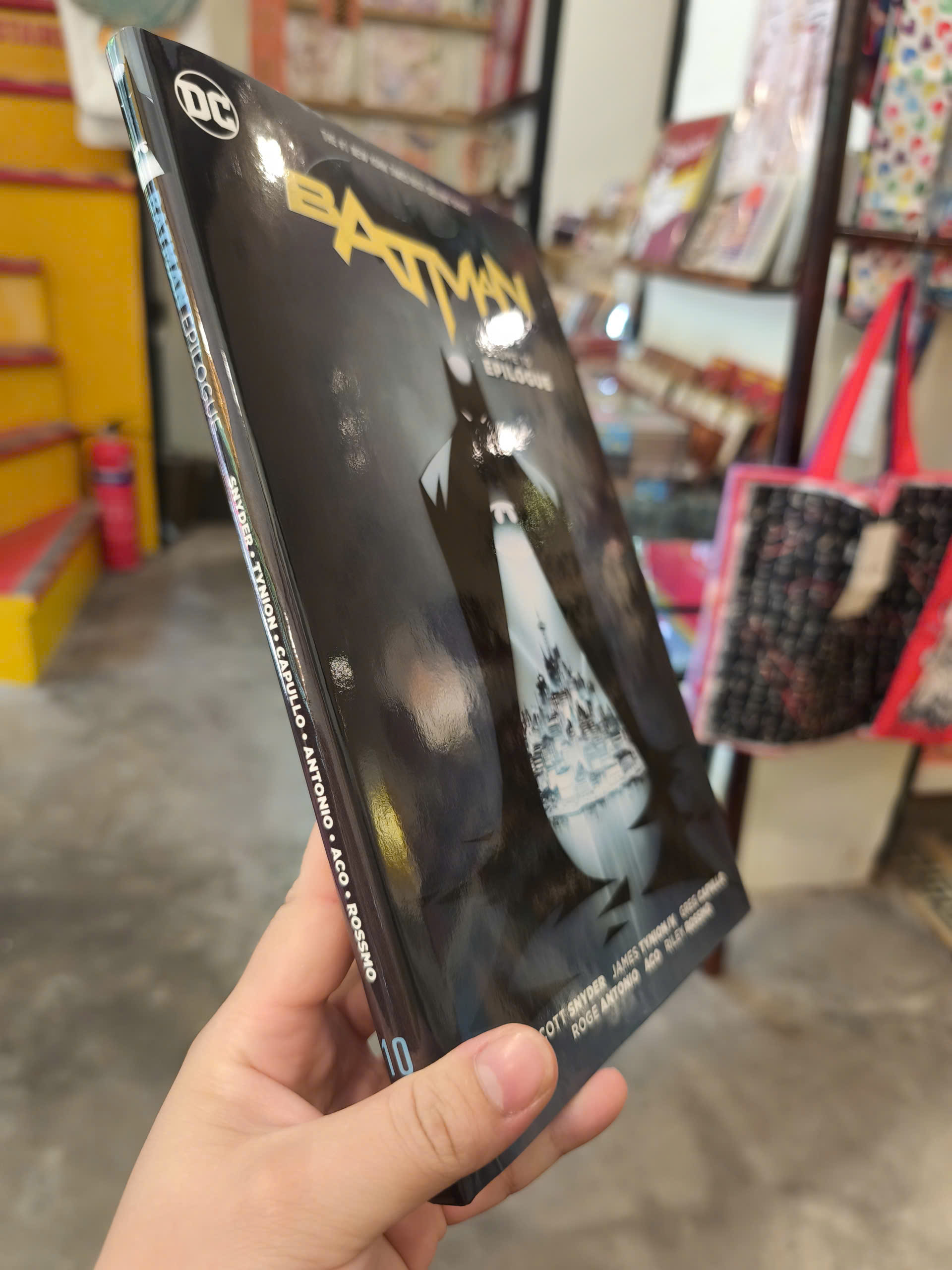 Sách - Batman, Volume 10: Epilogue | DC Comics / Hardcover Graphic Novels / Truyện tranh Nhập khẩu